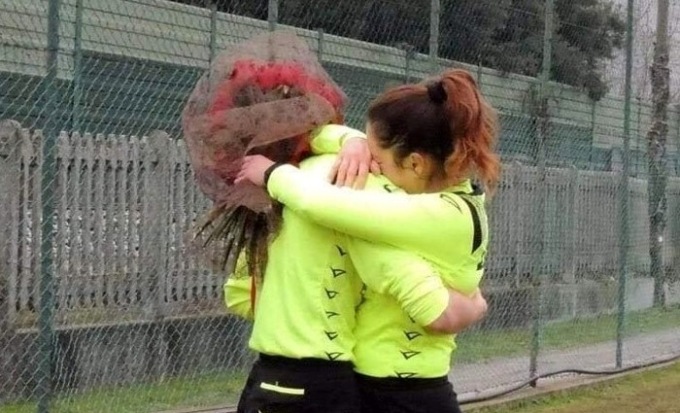 “Chiara, mi vuoi sposare?”, l’arbitro chiede la mano alla fidanzata sul campo di calcio