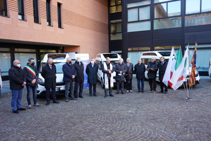 Trasporto disabili sul territorio, le foto della consegna dei sei mezzi attrezzati donati da Anap