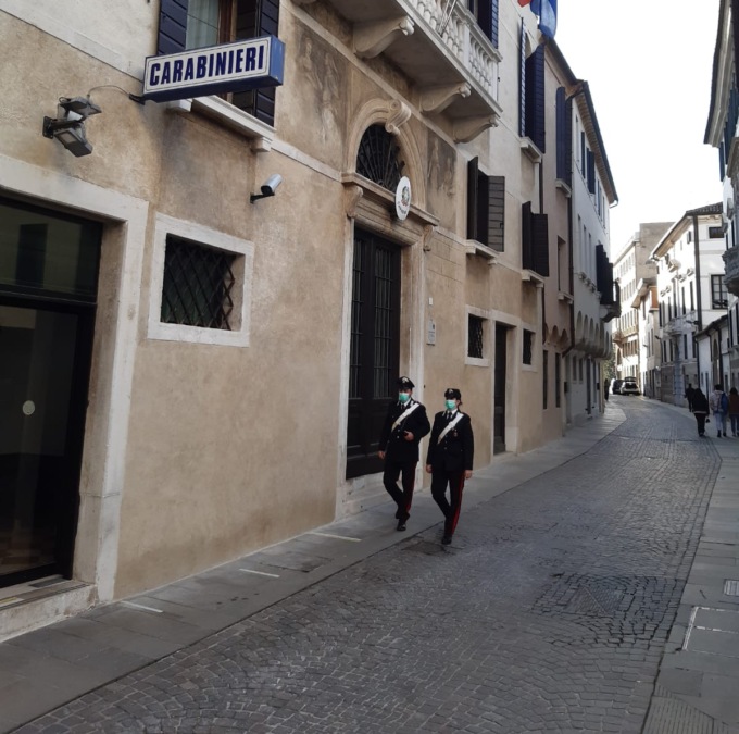 Il 66enne in quarantena che girava tranquillo in centro e il 25enne beccato con il Green pass di un parente