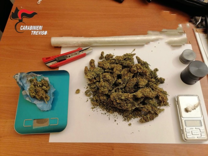 L’auto puzza come una serra di Marijuana: denunciato un operaio 24enne