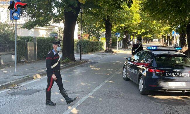 Prima il furto di carte di credito in un’abitazione, poi il violento scippo in zona stazione: preso giovane malvivente in monopattino