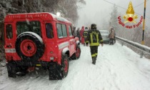 Famiglie con bambini bloccate dalla neve: video e foto dell'intervento dei Vigili del fuoco
