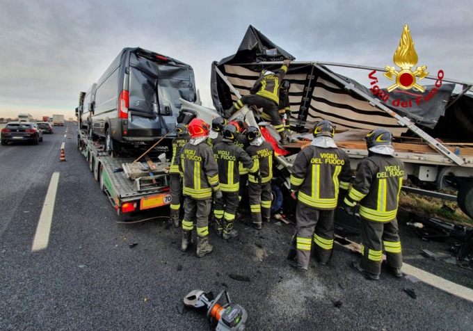 Incidente in A4, le foto del furgone che ha tamponato una bisarca: un ferito