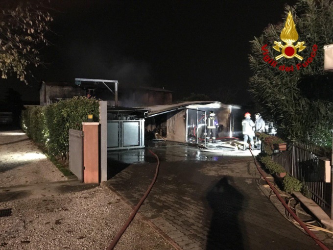 In fiamme il capanno degli attrezzi di una piccola officina meccanica