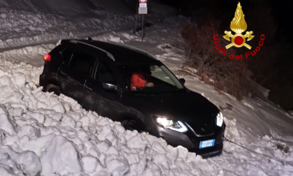 Slavina sul Col Visentin, un'auto resta intrappolata nella neve