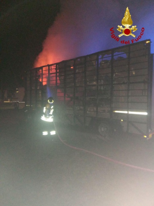 Santa Lucia di Piave, brucia il rimorchio usato per il trasporto delle giostre nell’area Fiera