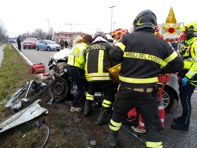 Tamponamento a catena sulla Postumia, auto vola nel canale: tre feriti