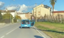 Il video dell’automobilista che si schianta con la portiera aperta a Farra di Soligo