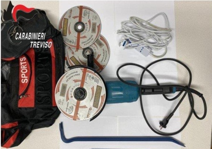 Tenta di fuggire al controllo dei Carabinieri: trovato in possesso di materiale per azioni predatorie