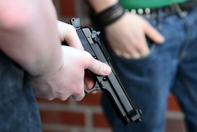 Esasperato dai vicini, spara in aria e poi scende in strada minacciandoli con la pistola