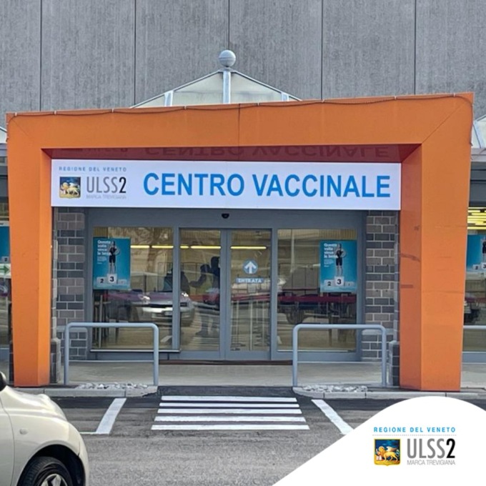Vandali in azione al Centro vaccinale di Casier: indagano i Carabinieri