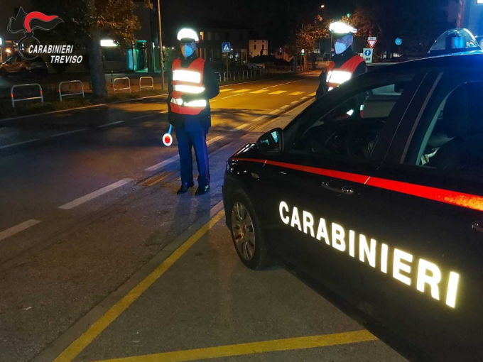 Guida ubriaca e viene fermata: chiama un amico per farsi aiutare, ma è positivo alla cocaina