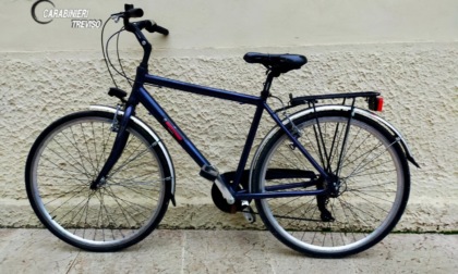 Treviso, ruba la bici parcheggiata in strada e la mette subito in vendita
