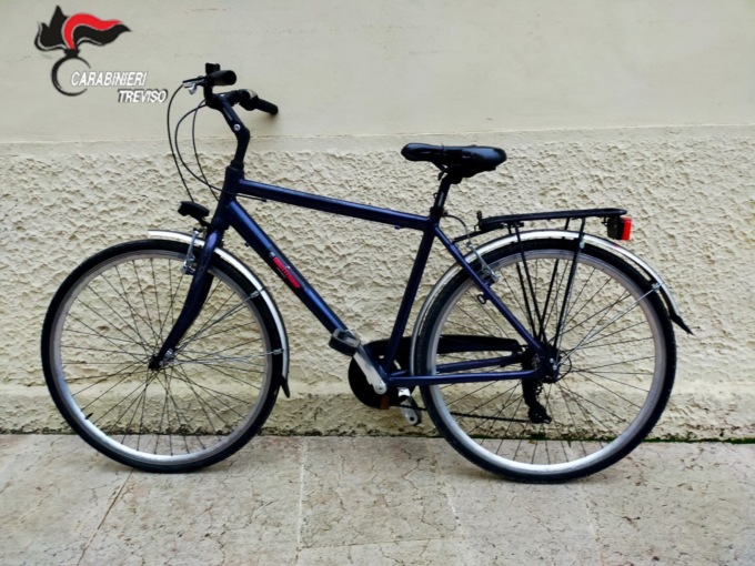 Treviso, ruba la bici parcheggiata in strada e la mette subito in vendita