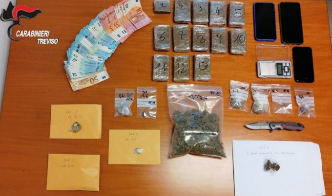 Arrestati due insospettabili 18enni: nell’auto coltelli, soldi e droga pronta da spacciare