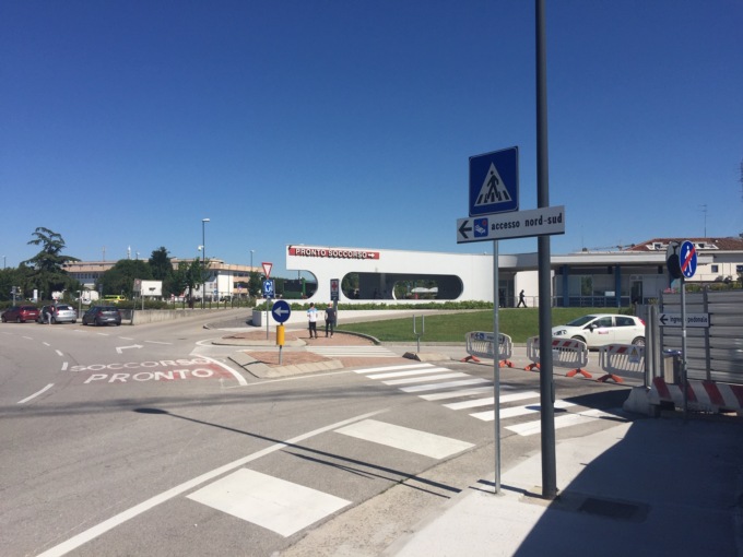 Lei è in Pronto soccorso sofferente, lui cerca di rubarle il portafoglio: denunciato