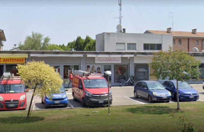 Entra nel negozio con la mascherina ma… senza mutande