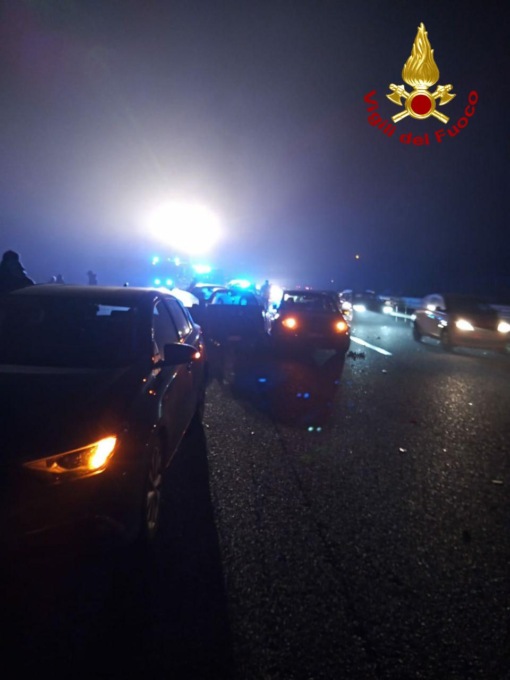 Nebbia fitta e velocità troppo elevata: maxi tamponamento in A27