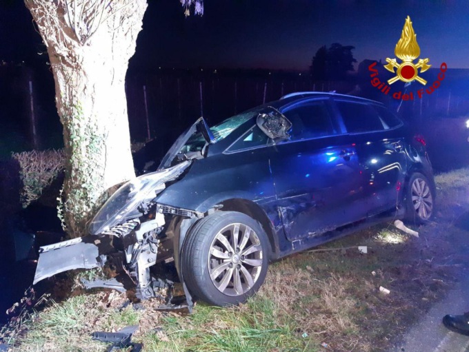 Prima lo scontro con l’altra auto, poi lo schianto contro l’albero: due feriti a Santa Lucia di Piave