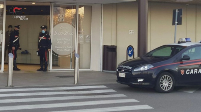 “Giardini del Sole” nel mirino dei ladri: 25enne beccata mentre ruba un aspirapolvere