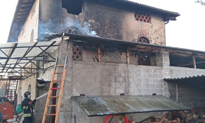 Pieve di Soligo, brucia il tetto della casa vècia: l'intervento dei Vigili del fuoco