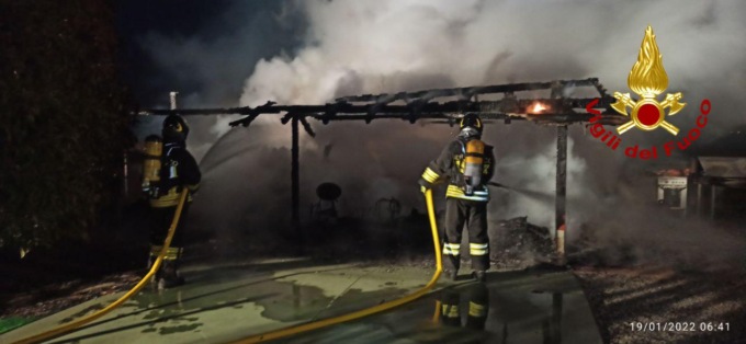 Vazzola, baracca completamente distrutta dalle fiamme
