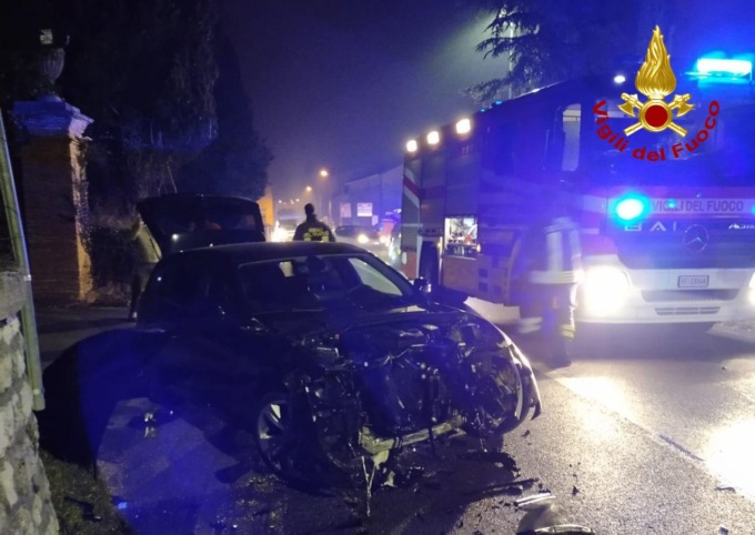 Incidente stradale a Crespano del Grappa, coinvolte tre auto: un ferito
