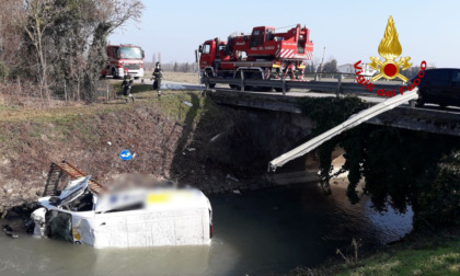 Incidente a Cessalto: furgone si scontra con 3 auto, sfonda il guardrail e finisce giù dal ponte