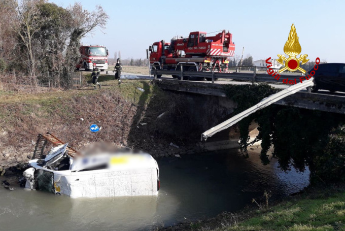 Incidente a Cessalto: furgone si scontra con 3 auto, sfonda il guardrail e finisce giù dal ponte