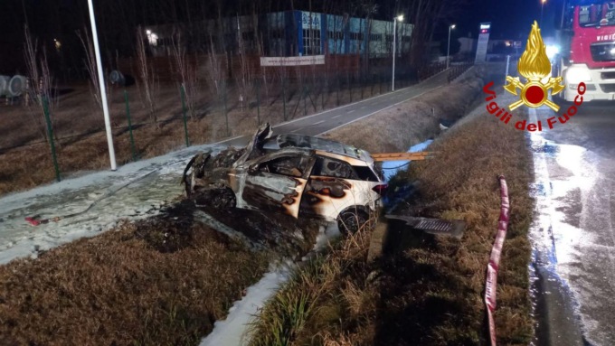 Perde il controllo dell’auto che finisce fuori strada e prende fuoco