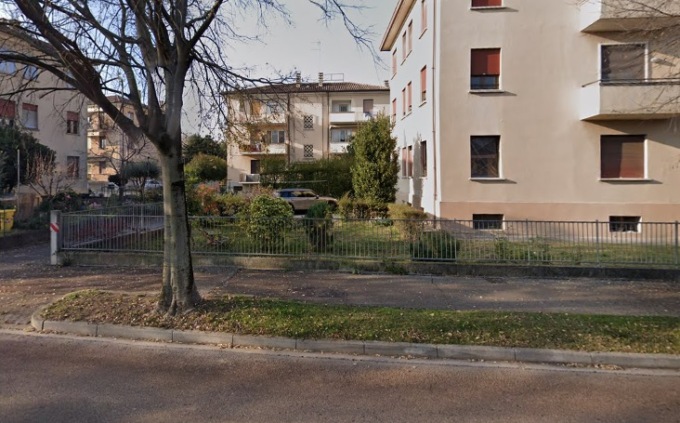 Perde l’equilibrio mentre sbatte la tovaglia e precipita dal balcone: morto un 63enne