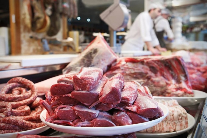 Beccata mentre ruba un portafoglio in macelleria: i complici scappano, lei viene arrestata