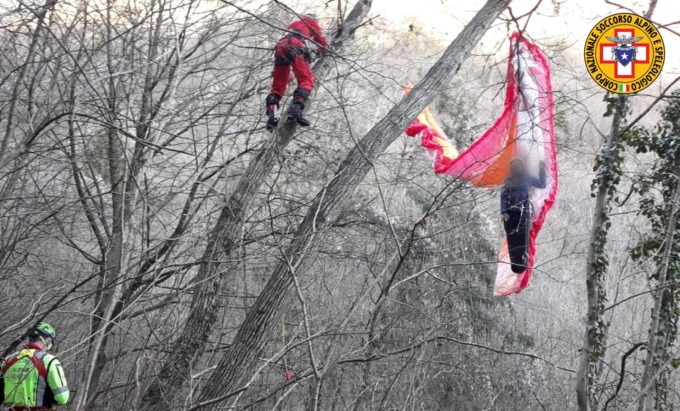 Precipita con il parapendio e resta sospeso su…piante secche