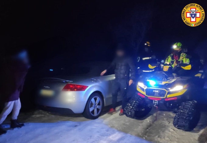 Traffico vietato, ma loro vogliono salire sul Grappa e restano “piantati” nella neve con l’auto