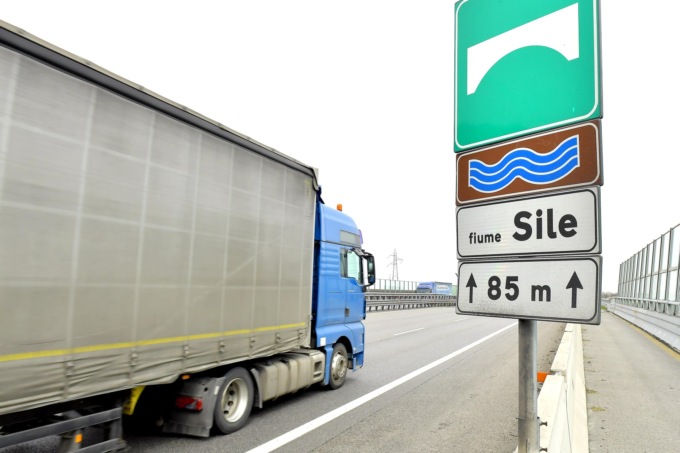 Caro gasolio: “Aumenti insostenibili, subito rimedi a favore degli autotrasportatori”