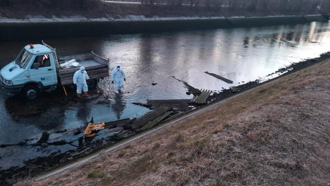 Abbandonate lastre di amianto nel canale Brentella a Covolo di Pederobba