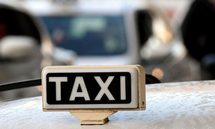 Diventa un caso il tassista di Treviso che non fa salire “sionisti” a bordo