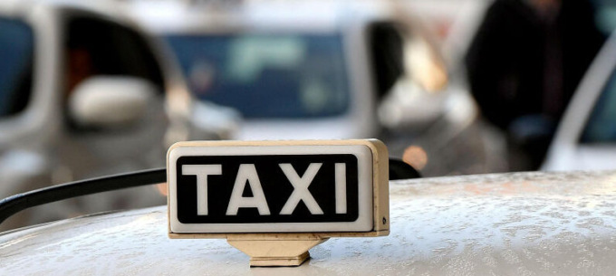 Diventa un caso il tassista di Treviso che non fa salire “sionisti” a bordo
