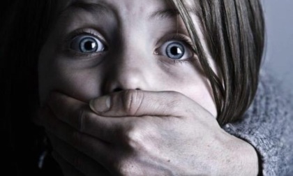 "Il ghigno di mamma sembrava quello di Joker": abusi agghiaccianti su una 12enne