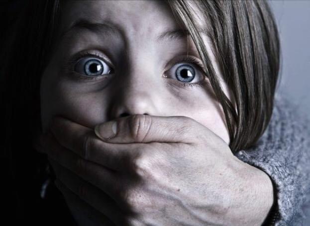 “Il ghigno di mamma sembrava quello di Joker”: abusi agghiaccianti su una 12enne