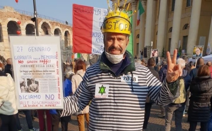 Paragona i No vax agli ebrei, Daspo e denuncia per vilipendio all’ex sindaco: “Ora mi ricandido”
