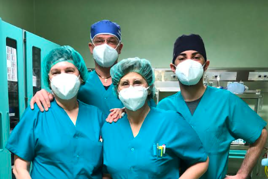 Ha una malattia autoimmune ad un occhio: intervento in extremis salva la vista di una 70enne