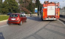 Cisterna sversa gasolio in strada e il nastro d'asfalto diventa "killer": un incidente e disagi al traffico