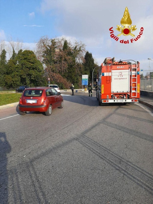 Cisterna sversa gasolio in strada e il nastro d’asfalto diventa “killer”: un incidente e disagi al traffico