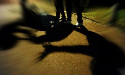 Lite nella notte a Loria, giovane ferito al volto da una bottiglia