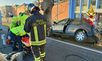 Perde il controllo dell'auto e si schianta contro un platano: ferito un 25enne