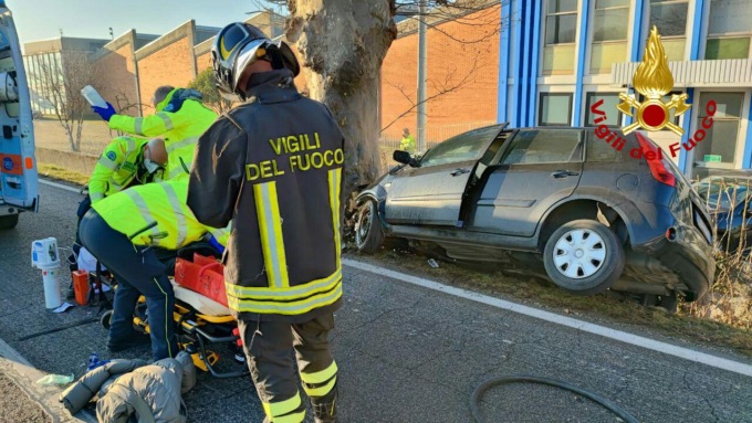Perde il controllo dell’auto e si schianta contro un platano: ferito un 25enne