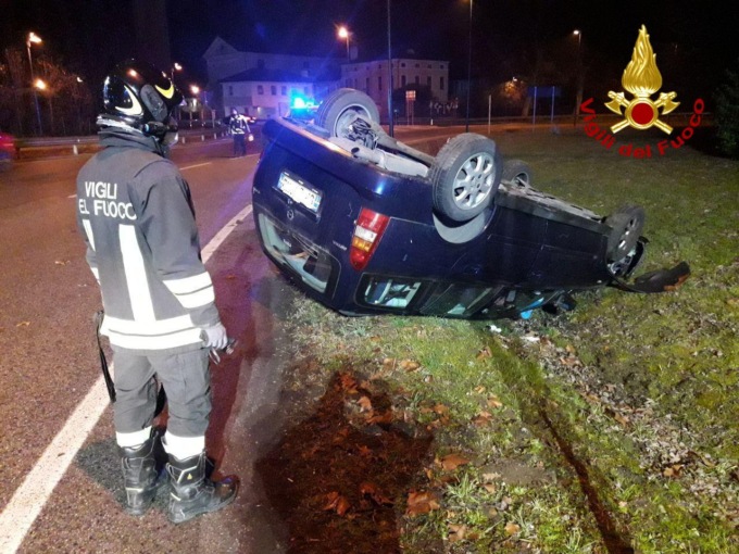 Auto ribaltata sulla rotonda del Terraglio e ricovero attrezzi in fiamme ad Altivole