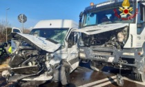 Violento incidente tra un furgone e una betoniera: un ferito