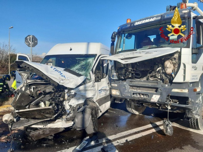 Violento incidente tra un furgone e una betoniera: un ferito